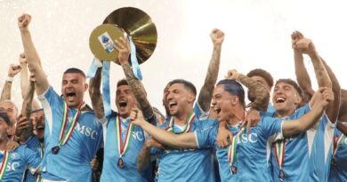 Napoli campione, De Laurentiis: “Martedì dal Papa”. Feriti, Manfredi replica a Centinaio | Diretta