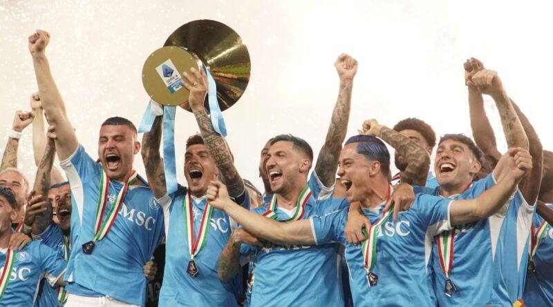 Napoli campione, De Laurentiis: “Martedì dal Papa”. Feriti, Manfredi replica a Centinaio | Diretta
