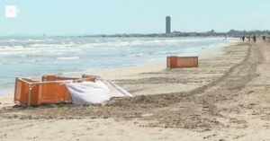Donna travolta e uccisa da una ruspa in spiaggia a Cervia