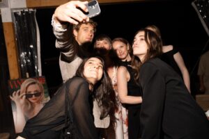 Festival di Cannes: il backstage della cena di ‘Vanity Fair’ per ‘Honey Don’t’ di Ethan Coen