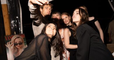Festival di Cannes: il backstage della cena di ‘Vanity Fair’ per ‘Honey Don’t’ di Ethan Coen