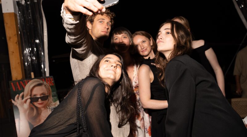 Festival di Cannes: il backstage della cena di ‘Vanity Fair’ per ‘Honey Don’t’ di Ethan Coen