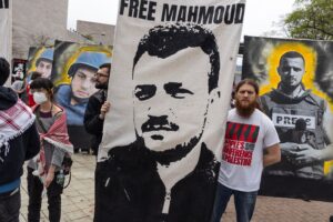 Mahmoud Khalil ha finalmente potuto tenere in braccio il figlio appena nato, nonostante l’amministrazione Trump abbia cercato di impedirglielo