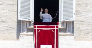 Il Papa: “Abbraccio i popoli che soffrono per la guerra”