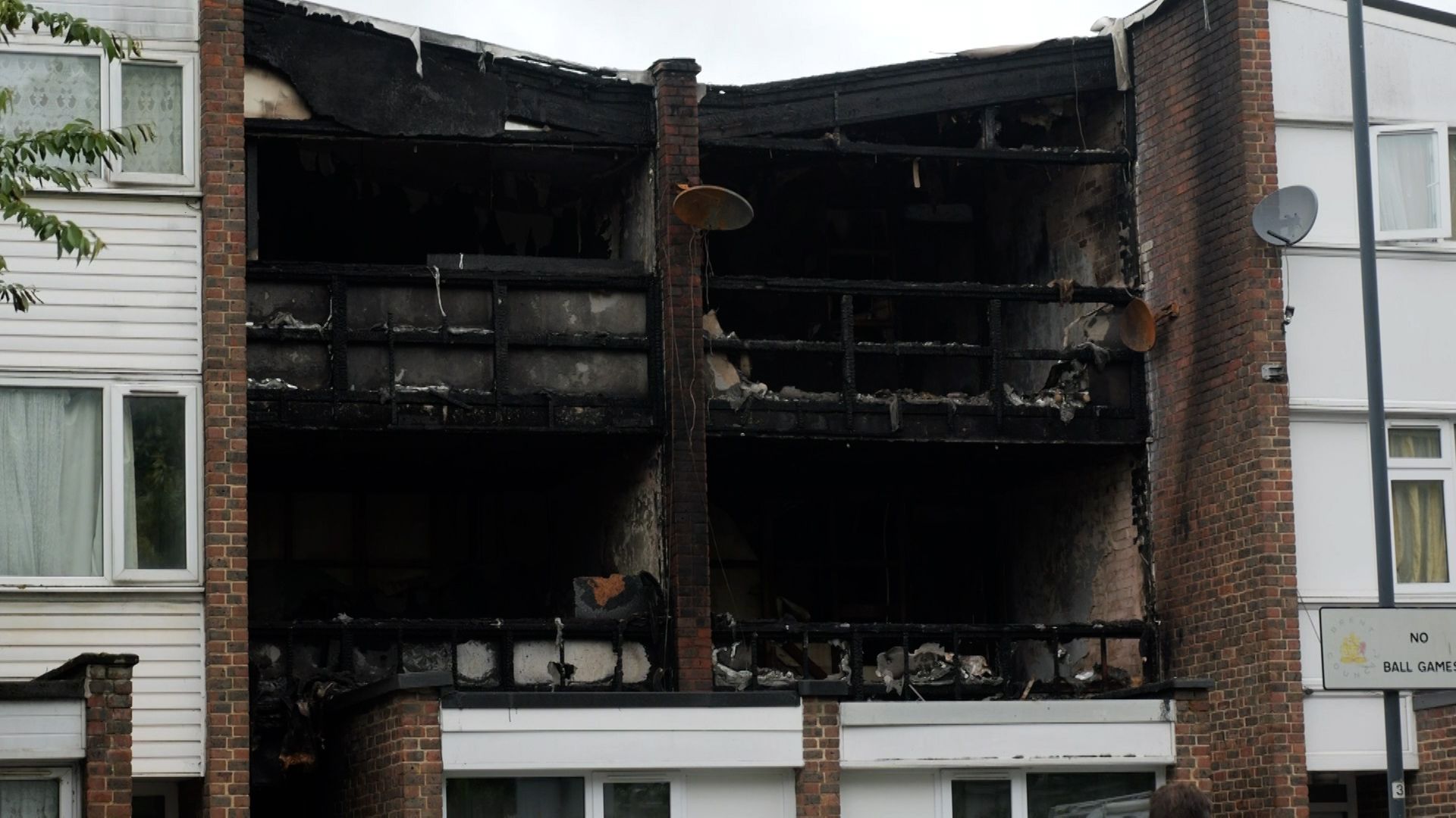 La polizia dà un nome alla madre e ai tre figli morti nell’incendio di una casa a Londra
