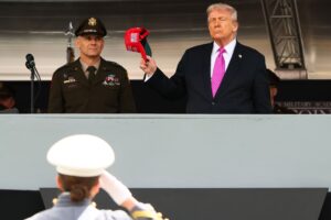 Trump mette in guardia dalle mogli trofeo durante la cerimonia di laurea a West Point