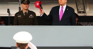 Trump mette in guardia dalle mogli trofeo durante la cerimonia di laurea a West Point