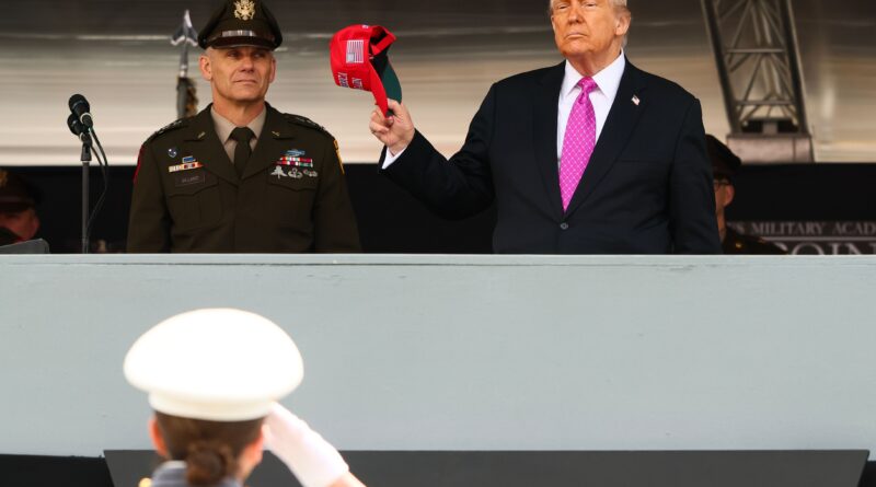 Trump mette in guardia dalle mogli trofeo durante la cerimonia di laurea a West Point