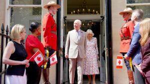 Re Carlo arriva in Canada per la prima visita come capo di Stato