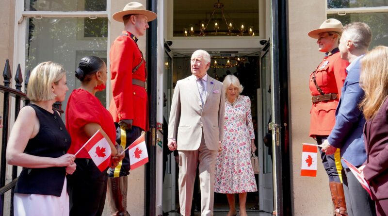Re Carlo arriva in Canada per la prima visita come capo di Stato