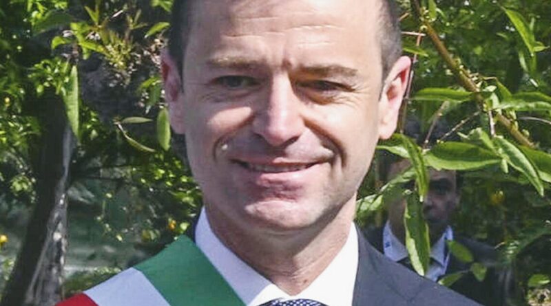“Sistema Sorrento”, si dimettono 11 consiglieri: cade la giunta del sindaco arrestato Massimo Coppola