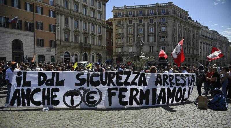 Il governo pone la fiducia sul decreto sicurezza, oggi il voto. Tensioni alla manifestazione a Roma