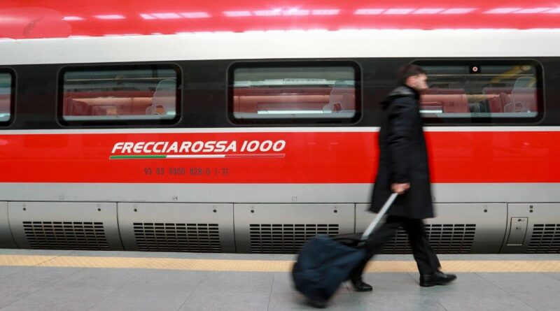 Decine di Alta Velocità con oltre un’ora di ritardo tra Milano e Bologna: “Inconveniente tecnico”