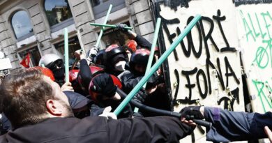 Botte alla polizia e show alla Camera. Così la sinistra difende ladre e occupanti abusivi