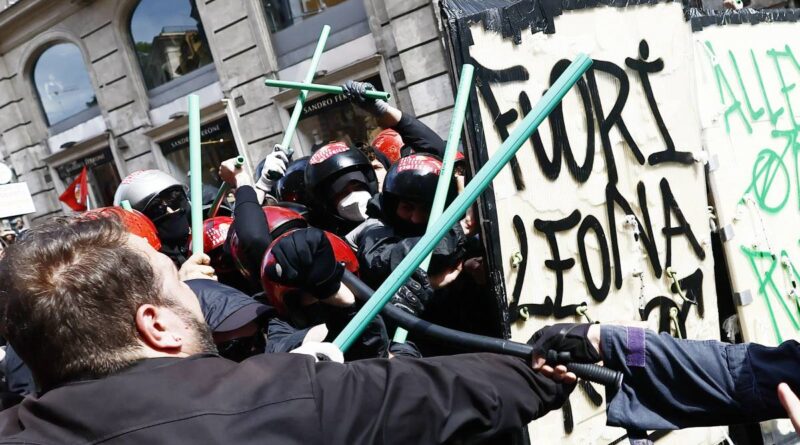 Botte alla polizia e show alla Camera. Così la sinistra difende ladre e occupanti abusivi