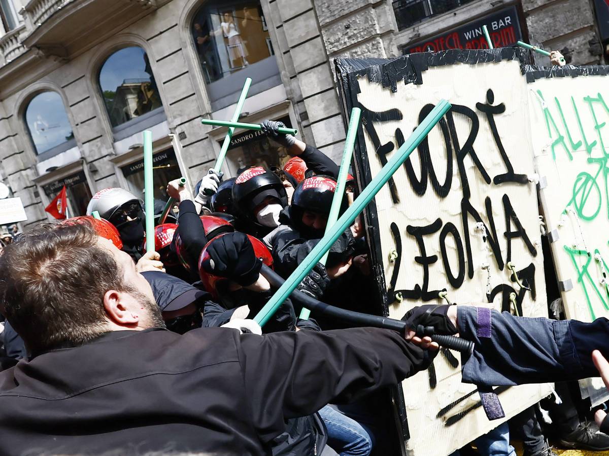 Botte alla polizia e show alla Camera. Così la sinistra difende ladre e occupanti abusivi