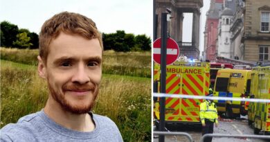 Il comico è stato bandito dai locali dopo aver fatto una battuta “ignobile” sull’incidente alla parata di Liverpool