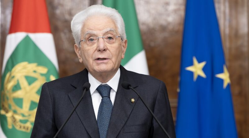 Il discorso di Mattarella ai giovani magistrati: “Irreprensibili e imparziali pure sui social. È la risposta agli attacchi strumentali”