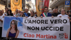 Femminicidio Martina Carbonara, in migliaia alla fiaccolata ad Afragola: “L’amore vero non uccide”