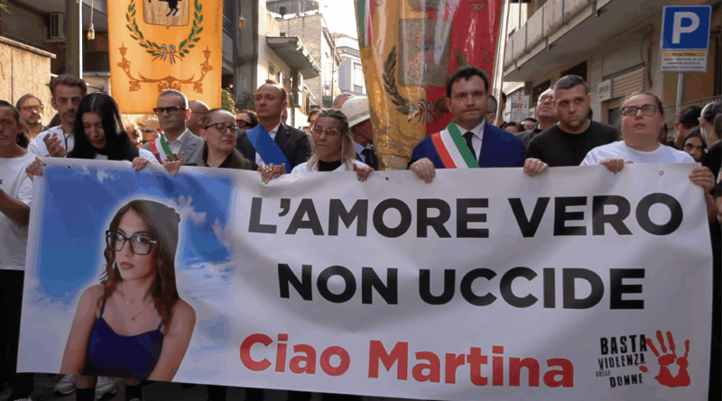 Femminicidio Martina Carbonara, in migliaia alla fiaccolata ad Afragola: “L’amore vero non uccide”
