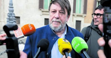Casarini e l’Ong rinviati a giudizio. “Tratto profitto dagli sbarchi”