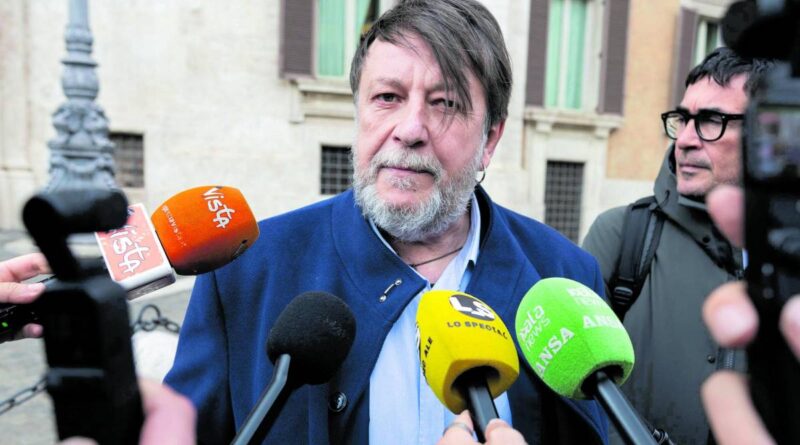 Casarini e l’Ong rinviati a giudizio. “Tratto profitto dagli sbarchi”
