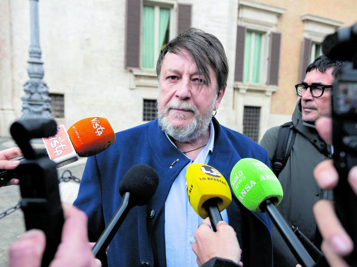 Casarini e l’Ong rinviati a giudizio. “Tratto profitto dagli sbarchi”