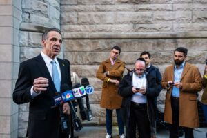 Per i principali elettori di Cuomo, “tapparsi il naso” significa ignorare gli scandali