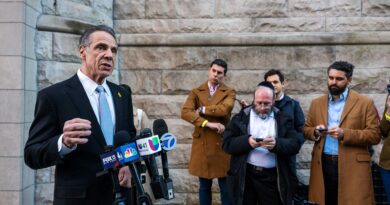 Per i principali elettori di Cuomo, “tapparsi il naso” significa ignorare gli scandali