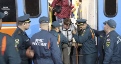 Crolla un ponte e deraglia un treno in Russia, sette morti