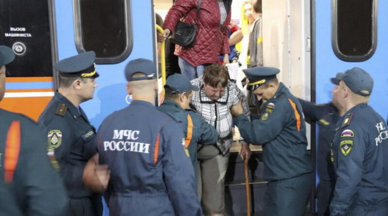 Crolla un ponte e deraglia un treno in Russia, sette morti