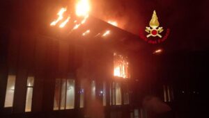 Incendio al Viola Park, distrutto il padiglione che ospita i giovani, quattro intossicati