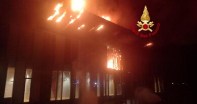 Incendio al Viola Park, distrutto il padiglione che ospita i giovani, quattro intossicati