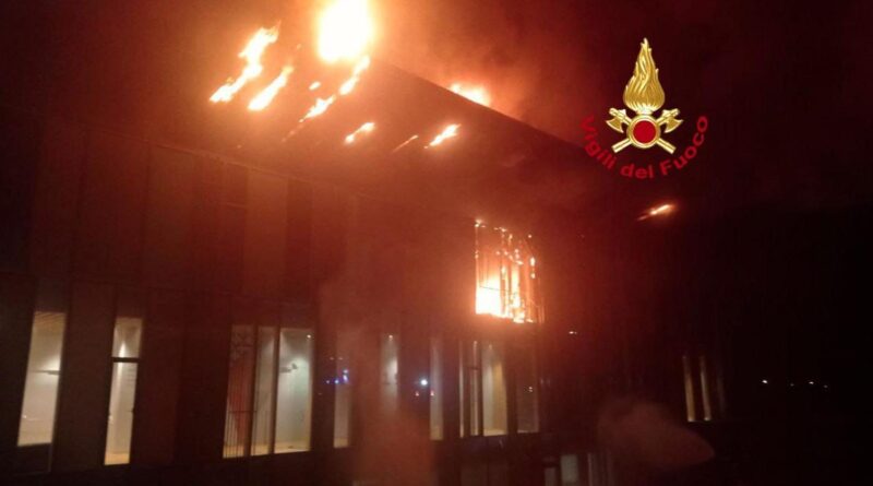 Incendio al Viola Park, distrutto il padiglione che ospita i giovani, quattro intossicati