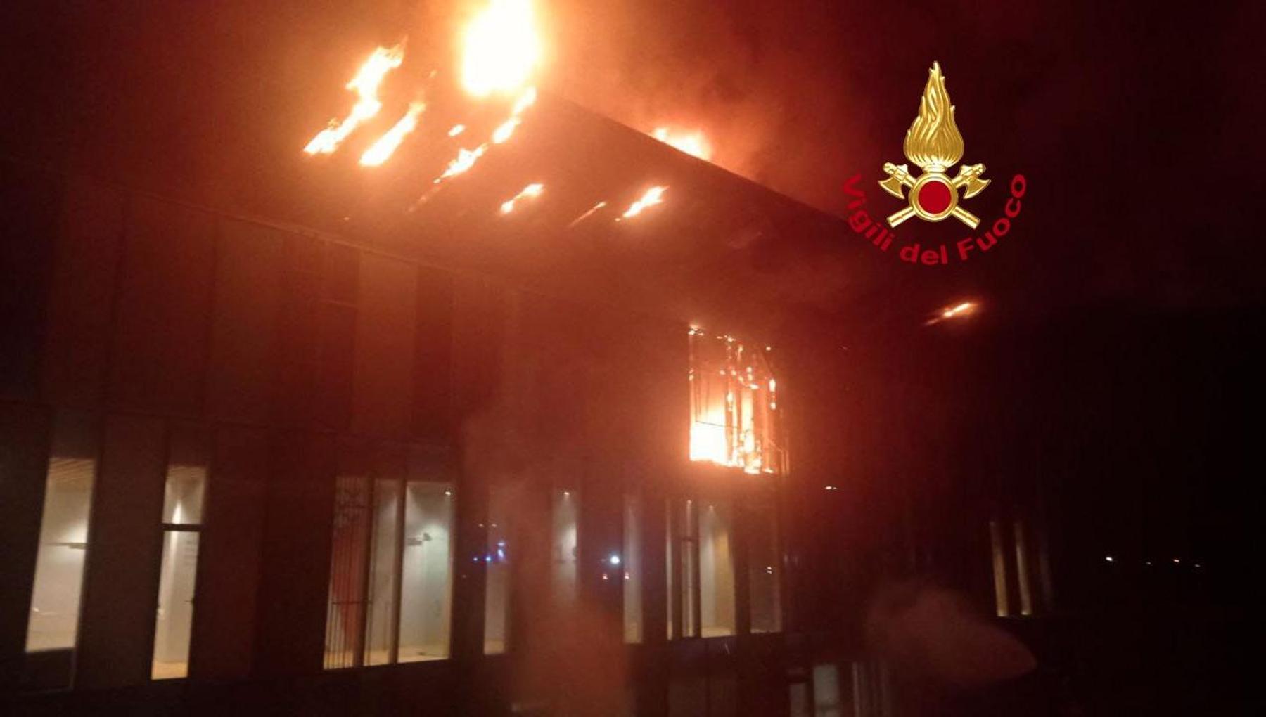 Incendio al Viola Park, distrutto il padiglione che ospita i giovani, quattro intossicati