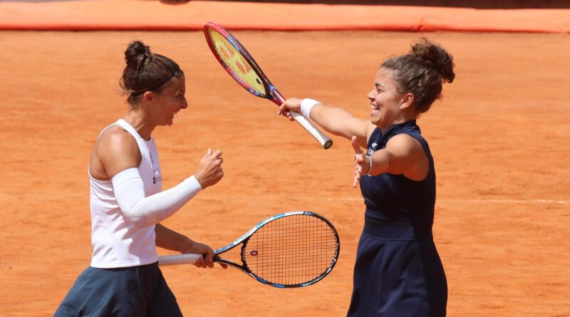 Roland Garros, il doppio Paolini-Errani ai quarti. Avanza Zverev, in campo ora c’è Djokovic