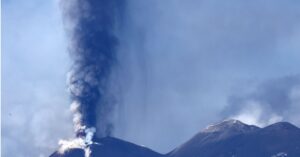Etna in eruzione, nube alta chilometri.  Dal febbraio 2021 l’attività non era così intensa. Voli regolari