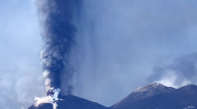 Etna in eruzione, nube alta chilometri.  Dal febbraio 2021 l’attività non era così intensa. Voli regolari