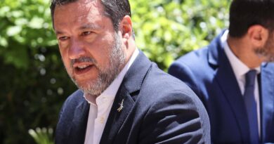 Insulti volgari e irripetibili alla figlia di Salvini: “Criticatemi”