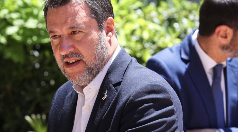 Insulti volgari e irripetibili alla figlia di Salvini: “Criticatemi”