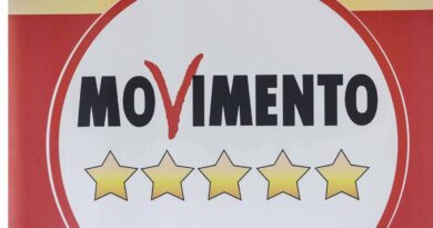 Verso azione legale di Grillo per riappropriarsi di simbolo e nome M5s. I Cinque Stelle: “Prerogative infondate”