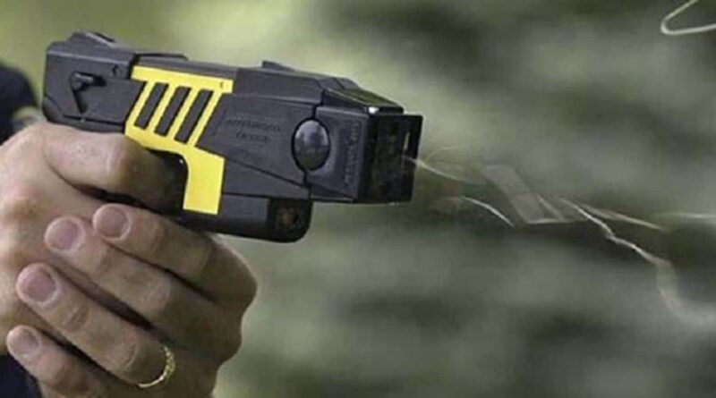 Uomo di 30 anni muore dopo essere stato colpito con il taser, indagini in corso
