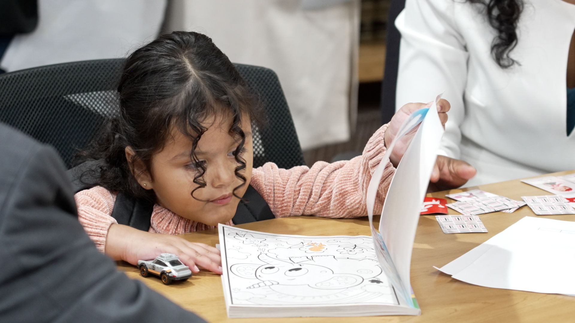 La bambina di 4 anni a cui è stato ordinato di lasciare gli Stati Uniti ottiene una tregua dopo l’avvertimento che potrebbe morire entro pochi giorni