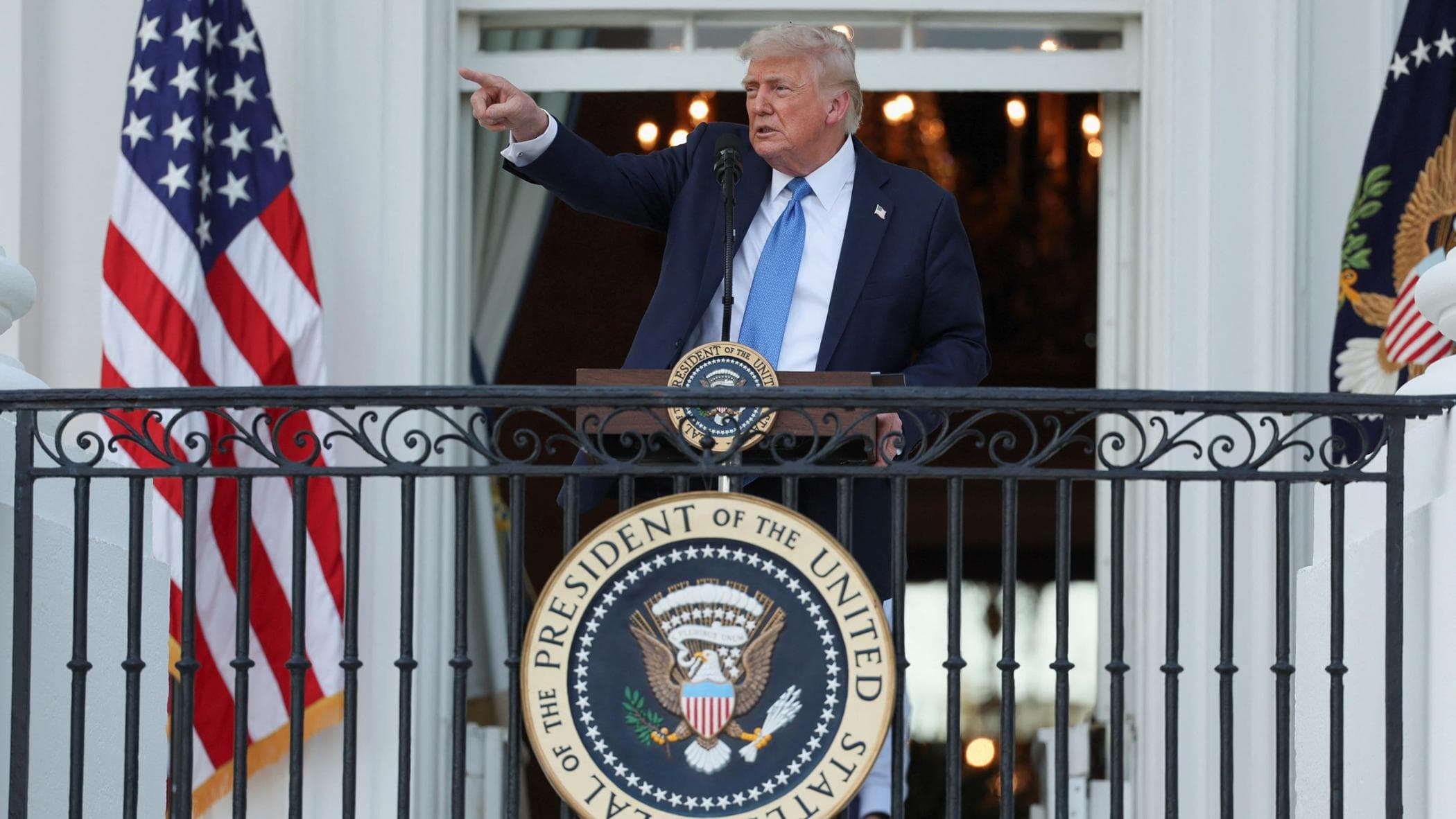 Trump vieta i viaggi negli Usa da 12 Paesi, limiti agli ingressi da altri sette: “Motivi di sicurezza”