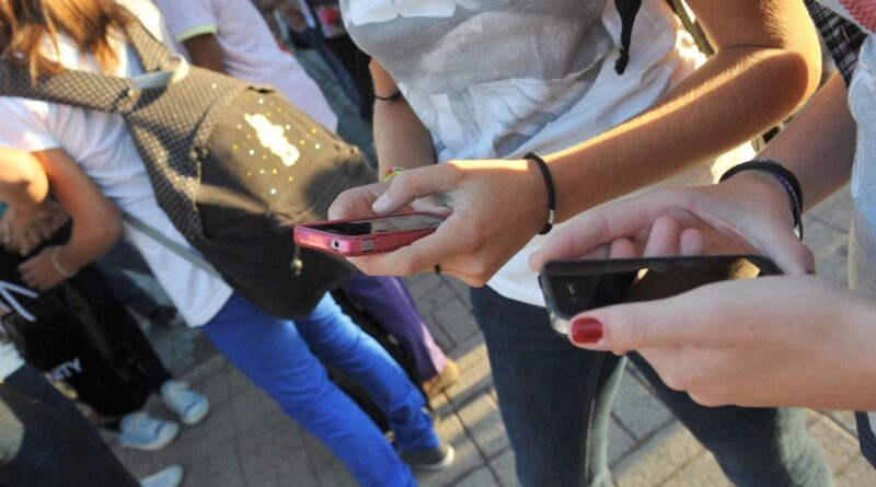 Vietare l’uso dei cellulari alle scuole superiori: la proposta del ministro Valditara