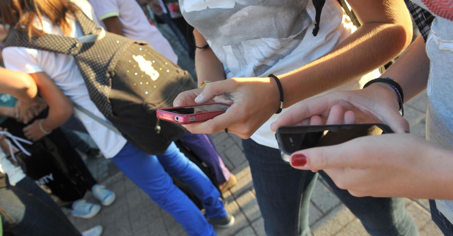 Vietare l’uso dei cellulari alle scuole superiori: la proposta del ministro Valditara