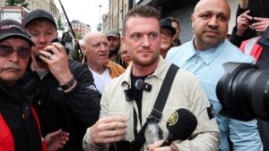 Tommy Robinson nega di aver molestato due giornalisti