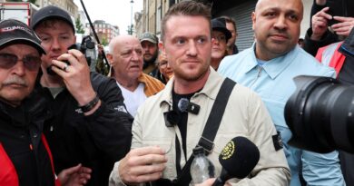 Tommy Robinson nega di aver molestato due giornalisti