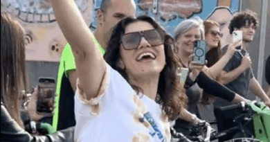 Elisa in bicicletta canta “Anche Fragile”: un’iniziativa per presentare Plantasia Parco Sonoro