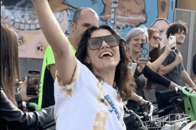Elisa in bicicletta canta “Anche Fragile”: un’iniziativa per presentare Plantasia Parco Sonoro